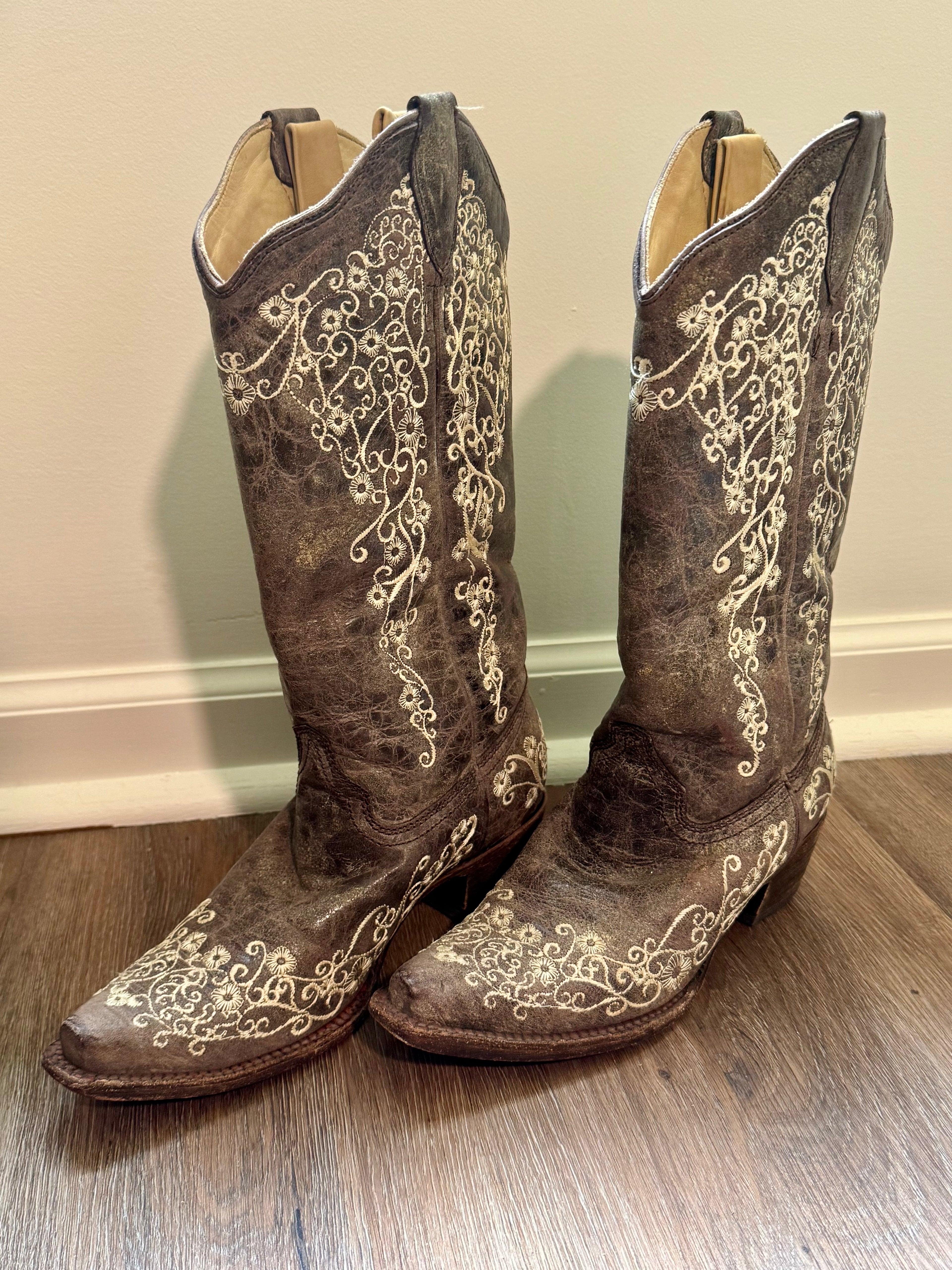 •RELOVED• Women's Size 7 Corral Vintage Western Boots