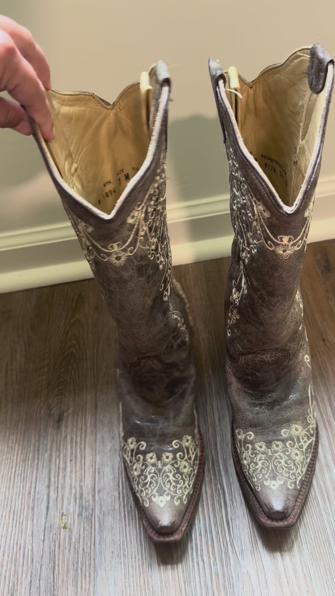 •RELOVED• Women's Size 7 Corral Vintage Western Boots